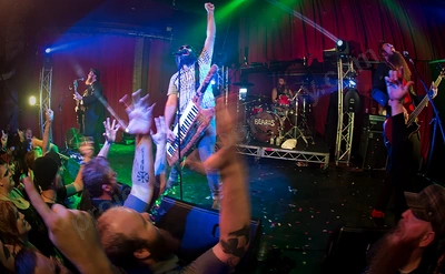 the_beards_crowd_capitol_wyliepic_5_15_01.png