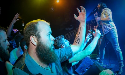 the_beards_crowd_capitol_wyliepic_5_15_02.png