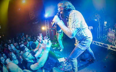 the_beards_crowd_capitol_wyliepic_5_15_03.png