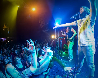 the_beards_crowd_capitol_wyliepic_5_15_05.png
