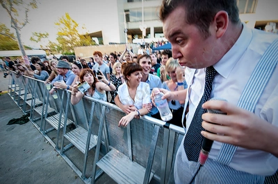 tim_fite_crowd_st_jeromes_wyliepic_2_09_03.png