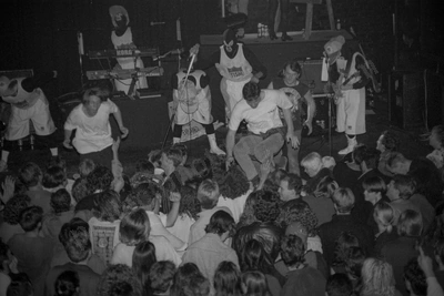 tism_crowd_stagediver_berlin_279_wyliepic_8_92_01.jpg