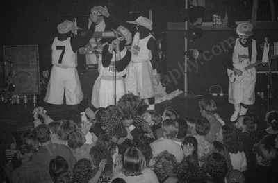 tism_crowd_stagediver_berlin_279_wyliepic_8_92_02.jpg