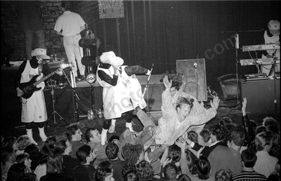 tism_crowd_stagediver_berlin_279_wyliepic_8_92_08.jpg