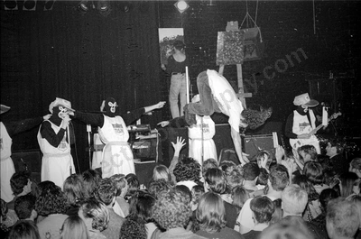 tism_crowd_stagediver_berlin_279_wyliepic_8_92_09.jpg