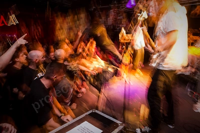 turnstile_crowd_amp_wyliepic_19_1_19_02.png