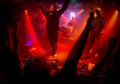 unwritten_law_crowd_amp_wyliepic_8_23_01.png