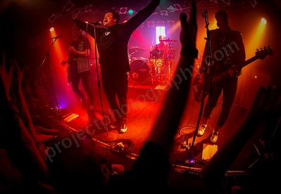 unwritten_law_crowd_amp_wyliepic_8_23_02.png