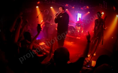 unwritten_law_crowd_amp_wyliepic_8_23_04.png