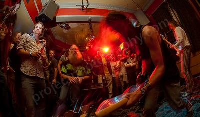 valvolux_crowd_hyde_park_wyliepic_11_07_00.png