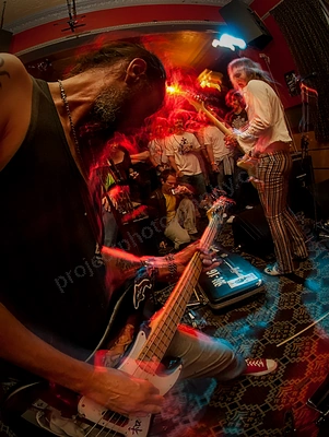 valvolux_crowd_hyde_park_wyliepic_11_07_03.png