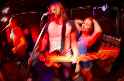 volcanics_crowd_jodie_indi_bar_wyliepic_27_12_14_01.png