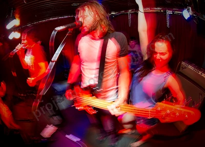 volcanics_crowd_jodie_indi_bar_wyliepic_27_12_14_02.png