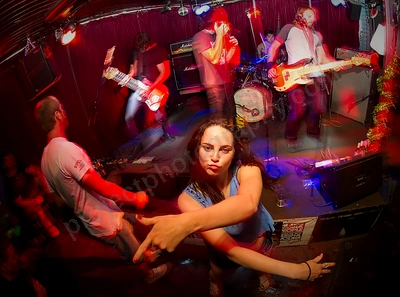 volcanics_crowd_jodie_indi_bar_wyliepic_27_12_14_05.png