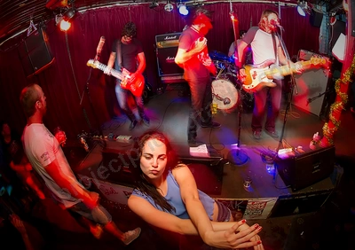 volcanics_crowd_jodie_indi_bar_wyliepic_27_12_14_06.png