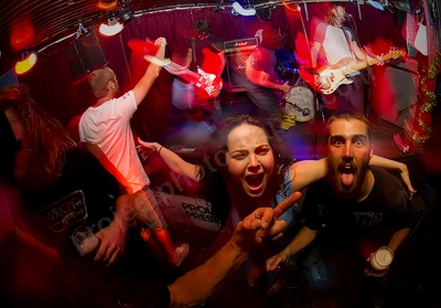 volcanics_crowd_jodie_indi_bar_wyliepic_27_12_14_07.png