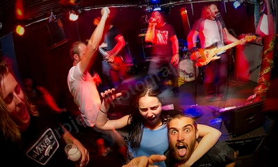 volcanics_crowd_jodie_indi_bar_wyliepic_27_12_14_09.png