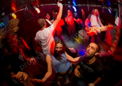 volcanics_crowd_jodie_indi_bar_wyliepic_27_12_14_10.png