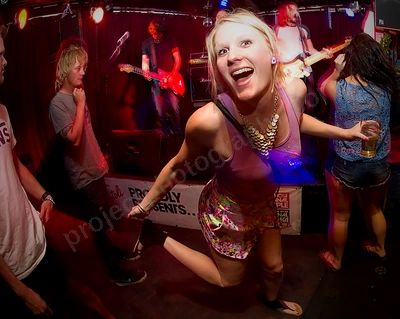 volcanics_crowd_jodie_indi_bar_wyliepic_27_12_14_11.png