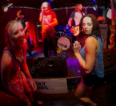 volcanics_crowd_jodie_indi_bar_wyliepic_27_12_14_24.png
