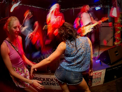 volcanics_crowd_jodie_indi_bar_wyliepic_27_12_14_26.png