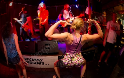 volcanics_crowd_jodie_indi_bar_wyliepic_27_12_14_28.png