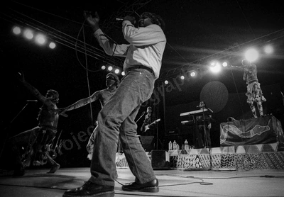 yothu_yindi_curtin_1671_wyliepic_25_10_96_03.jpg