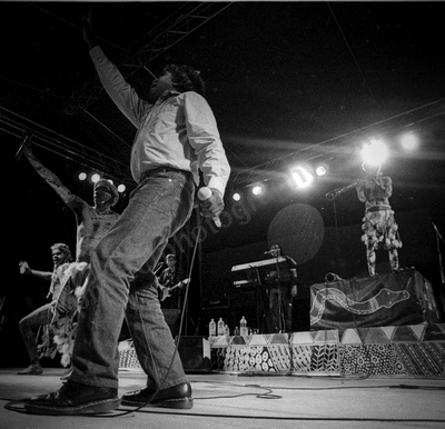yothu_yindi_curtin_1671_wyliepic_25_10_96_05.jpg