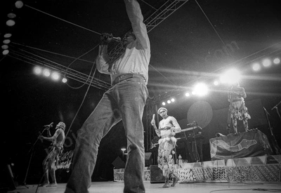 yothu_yindi_curtin_1671_wyliepic_25_10_96_06.jpg