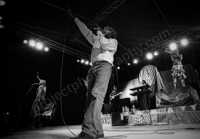 yothu_yindi_curtin_1671_wyliepic_25_10_96_08.jpg