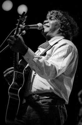 yothu_yindi_curtin_1671_wyliepic_25_10_96_12.jpg