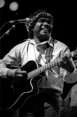 yothu_yindi_curtin_1671_wyliepic_25_10_96_13.jpg
