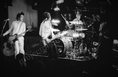 you_am_i_crowd_amp_1981_wyliepic_6_5_0100.jpg