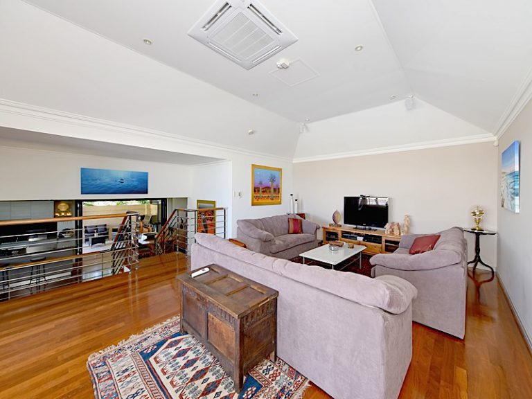 4a Beach Street gallery