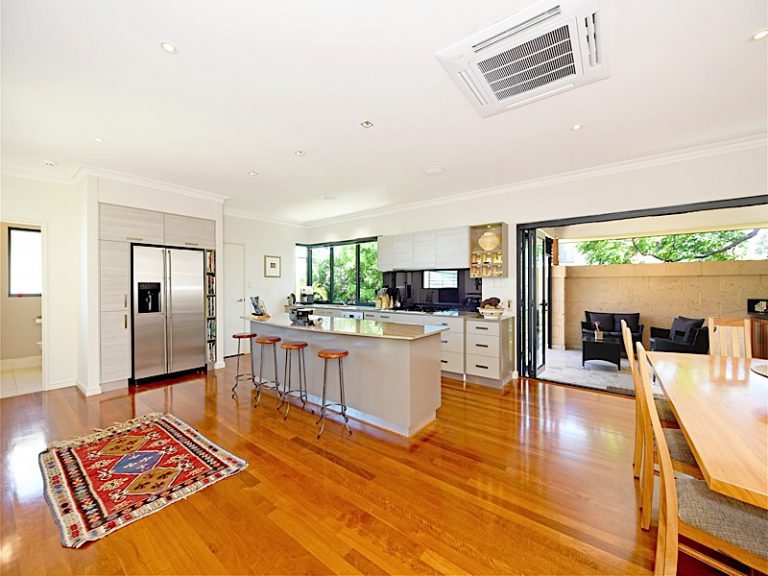 4a Beach Street gallery