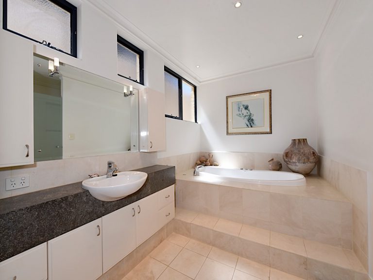 4a Beach Street gallery