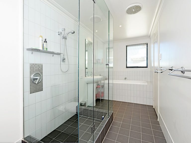 4a Beach Street gallery