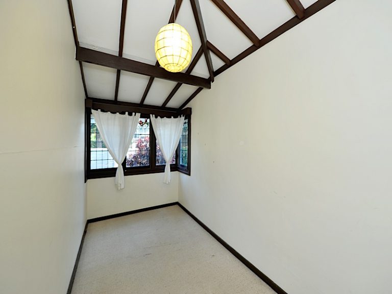 8 Deane gallery