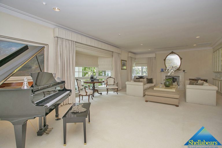 THE ENTERTAINER gallery