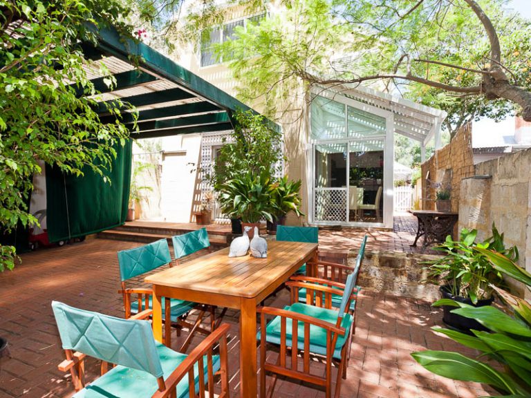 18 Perth Street gallery