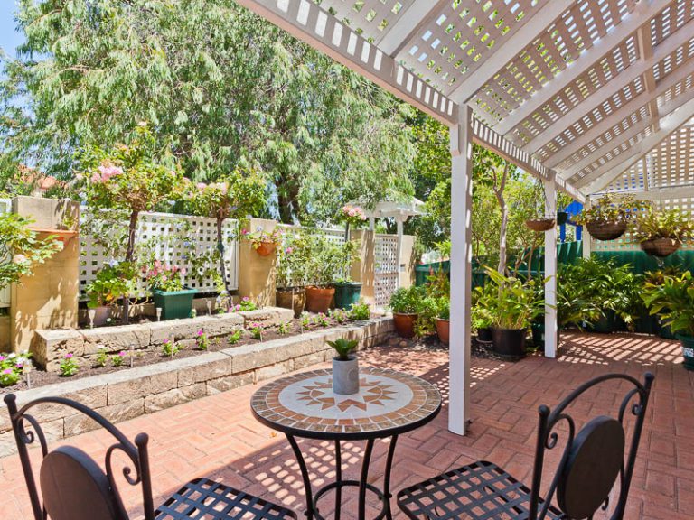 18 Perth Street gallery