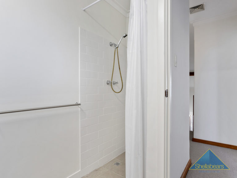 3/129 Labouchere gallery