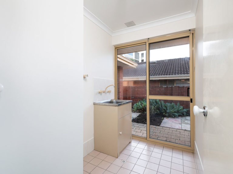 2/21 St Leonards Street gallery