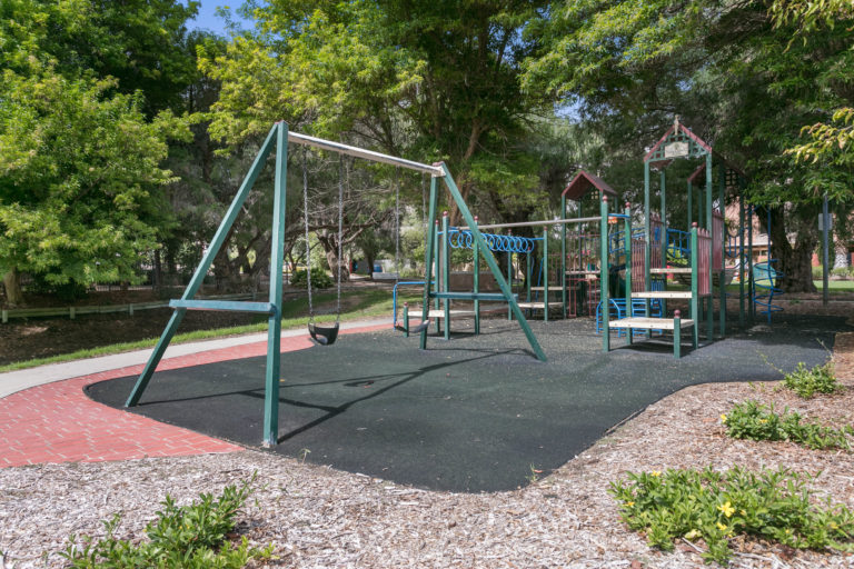 15/8 St Leonards Street gallery