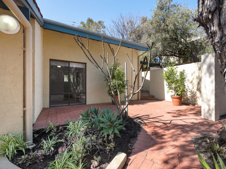 10/11 Airlie Street gallery
