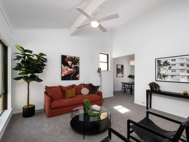 10/11 Airlie Street gallery