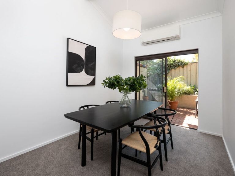 10/11 Airlie Street gallery