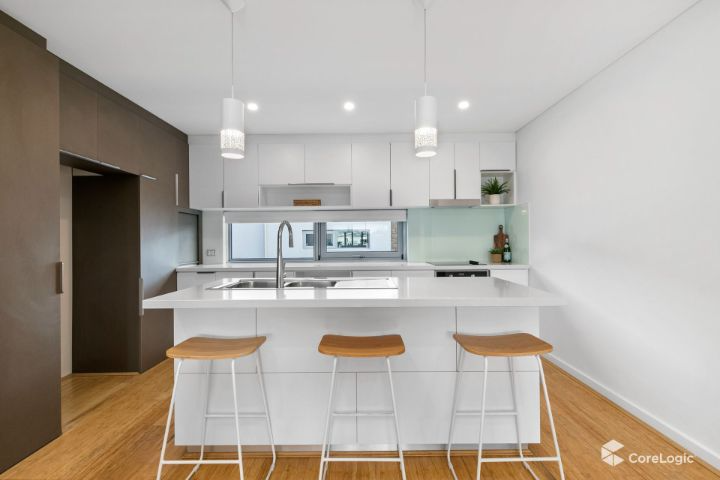 18/34 Cowle Street gallery