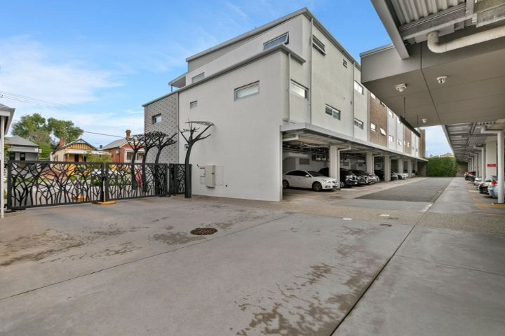 18/34 Cowle Street gallery