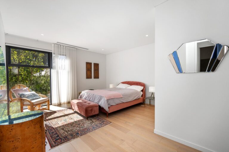 16A Gibney Street gallery
